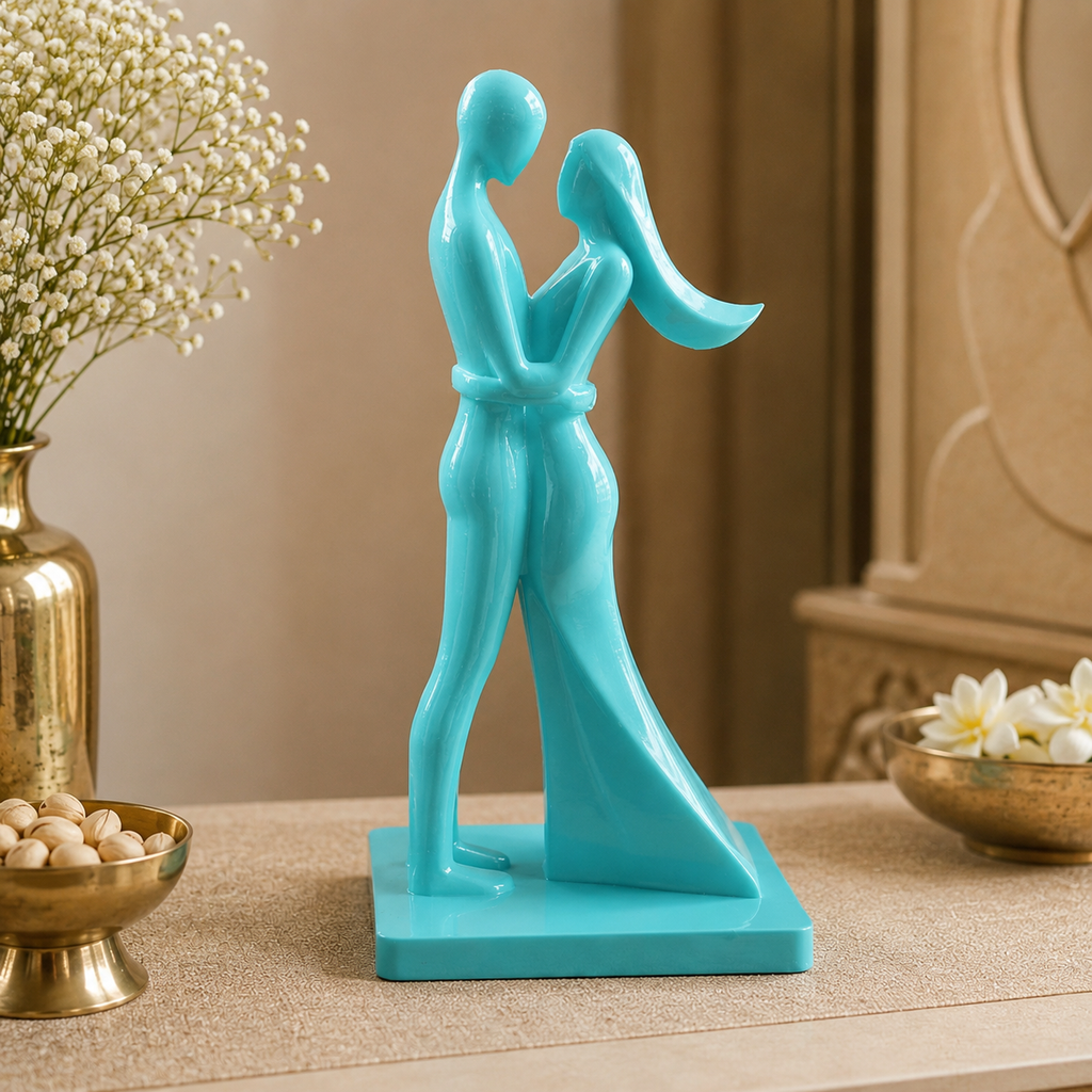 Cute valentines statue