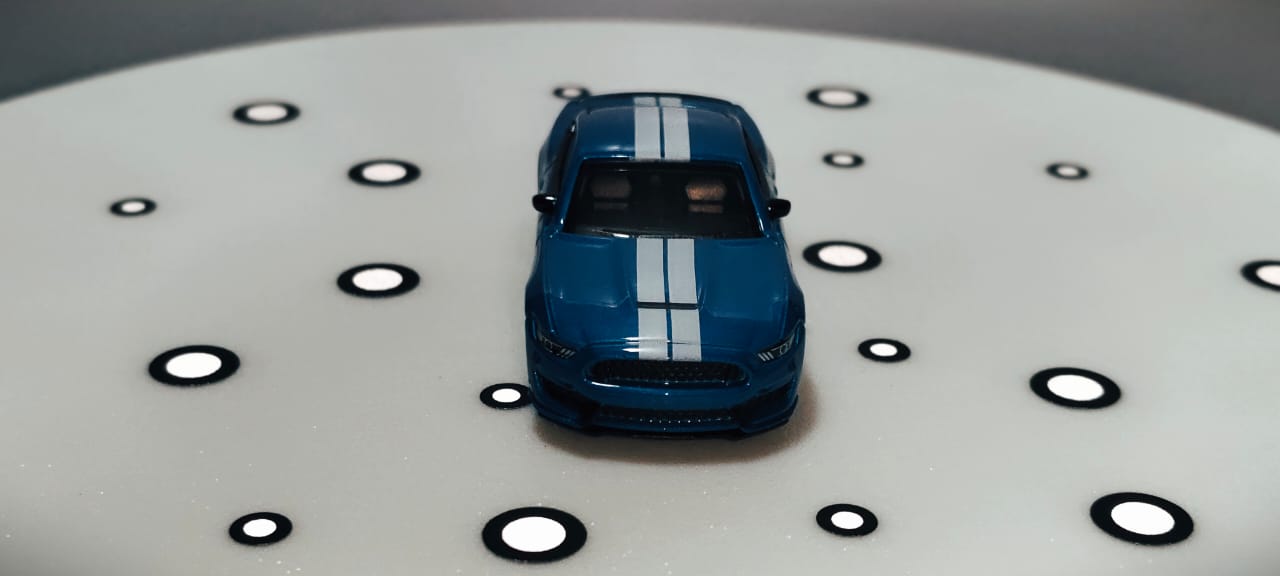 CCA Ford Mustang Shelby GT350 1:64 with keyholder