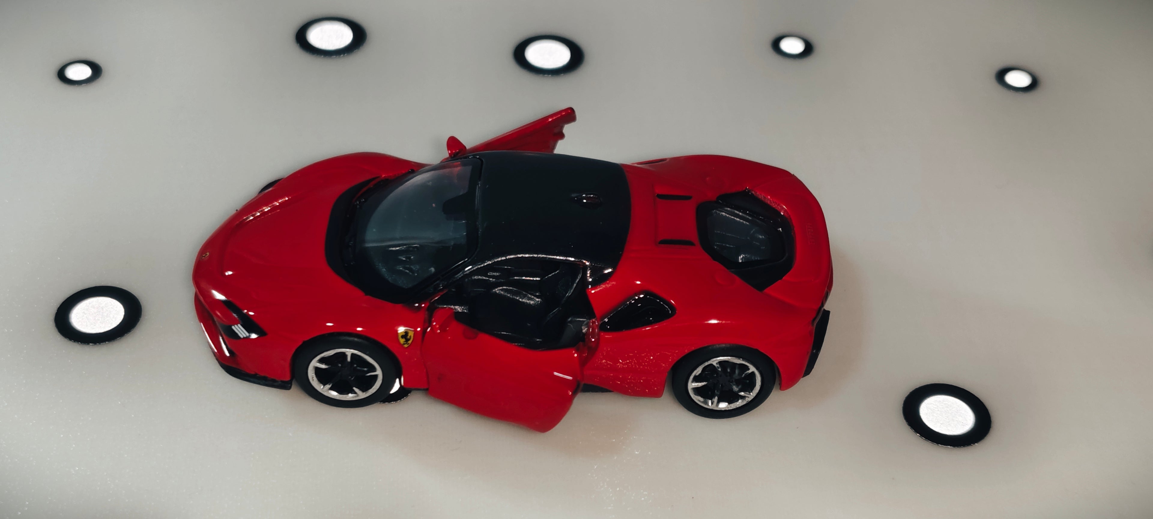 Burago FERRARI SF90 STRDALE 1:64 with keyholder